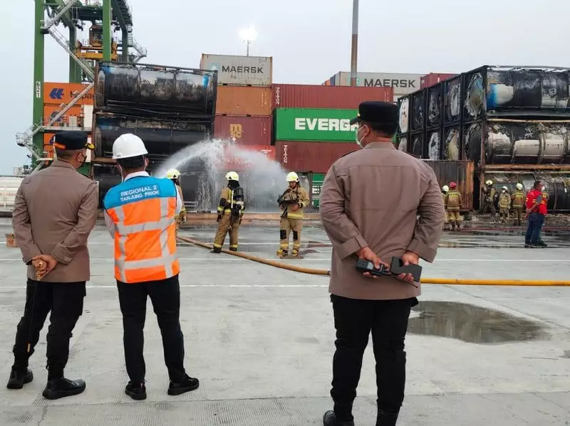 51 Tank Container di Priok Terbakar, Api Diduga dari Kontainer Isi Minyak