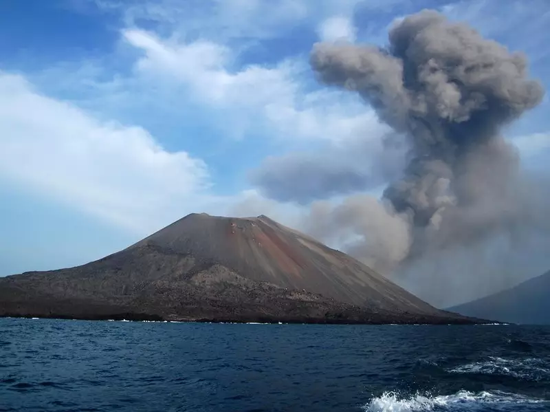 8 Aki Alat Pemantau Gunung Anak Krakatau Raib Dicuri