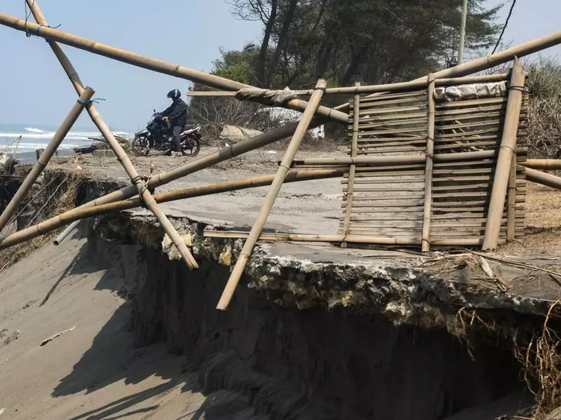 Abrasi Pantai Cangkring Putuskan Akses Jalan, Warga Bantul Harus Memutar