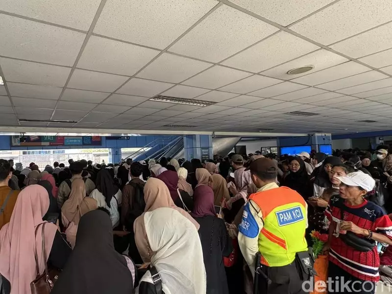 Ada Kegiatan di Istiqlal dan Monas, Stasiun Juanda Menumpuk Siang Ini