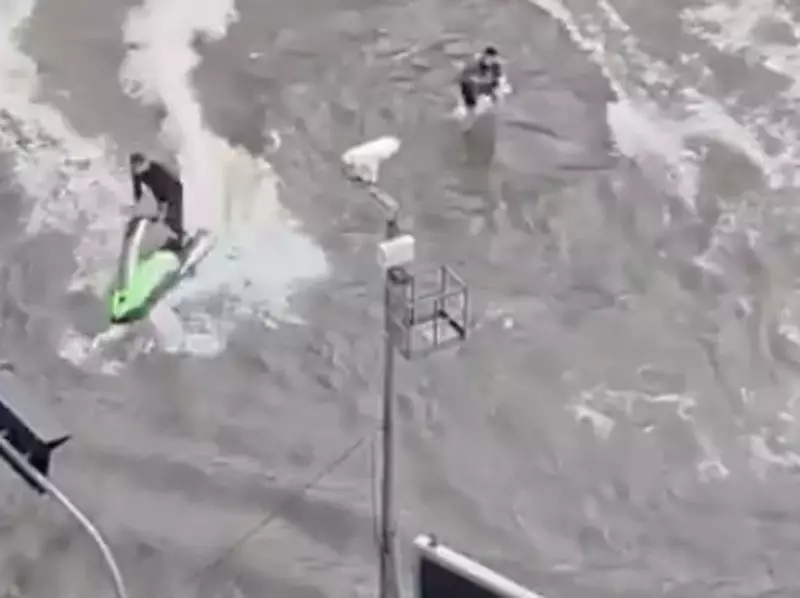 Aksi Nekat Pria Nge-drift Jet Ski Saat Bangkok Banjir, Polisi Turun Tangan