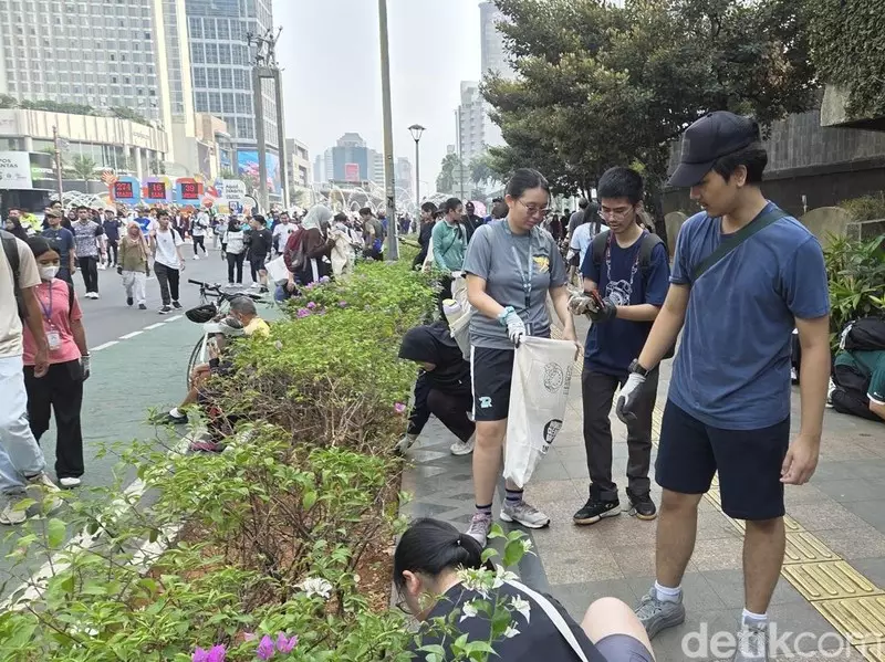 Aksi Warga dan Mahasiswa Bersih-bersih di CFD Bundaran HI, Banyak Puntung Rokok