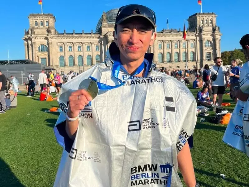 Anak Dono Finis Maraton di Berlin Pakai Baju Polo Warkop DKI, Indro Bangga