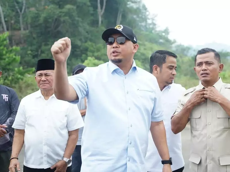 Andre Rosiade Kirim 3 Ekskavator & 2 Dump Truck Tangani Galodo Kabupaten Solok