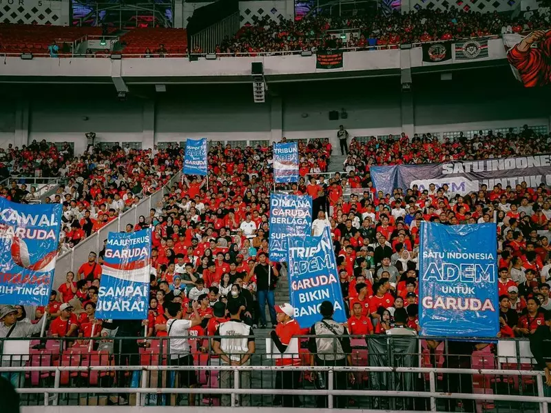 AQUA Gaet 2.625 Suporter Bikin Human Mural BELIEVE di Laga Timnas