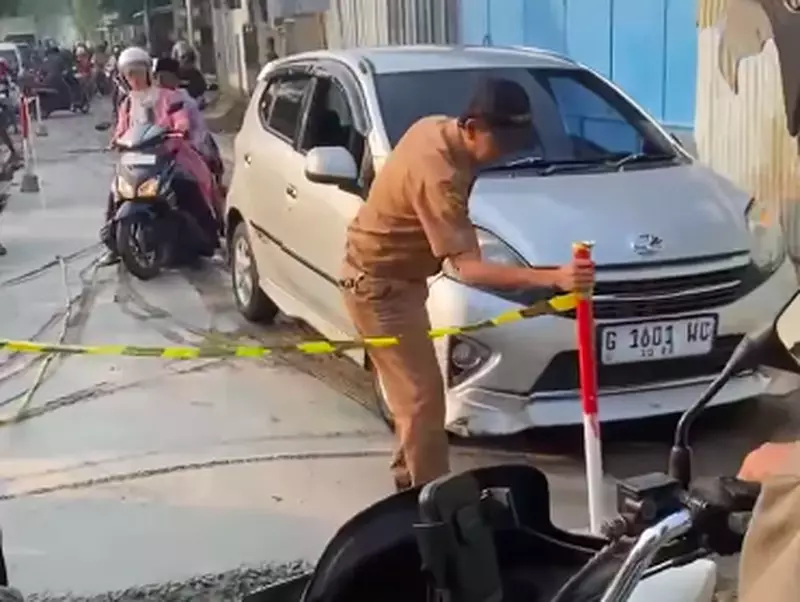 ASN di Pekalongan Terobos Jalan Cor Basah, Plt Bupati Desak Pelaku Minta Maaf