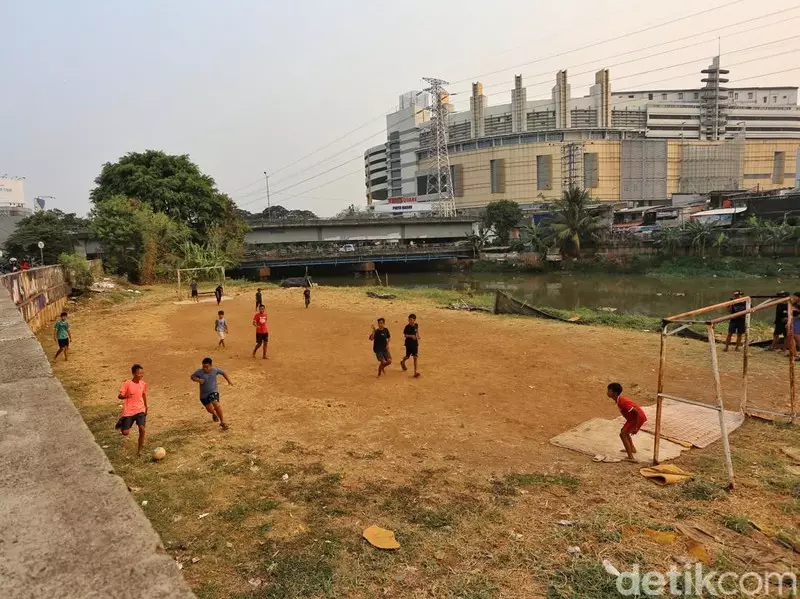Asyik Bermain Bola, Anak-anak Tinggalkan Gawai Sejenak