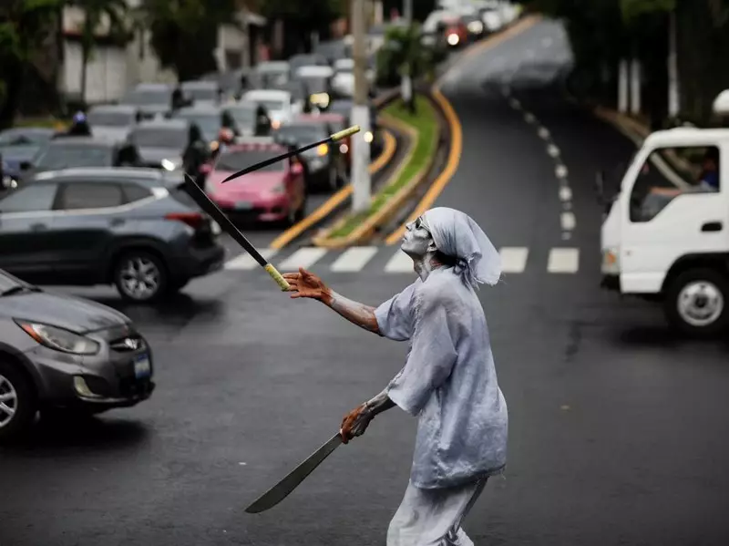Atraksi Manusia Silver Juggling Golok di Jalanan El Salvador