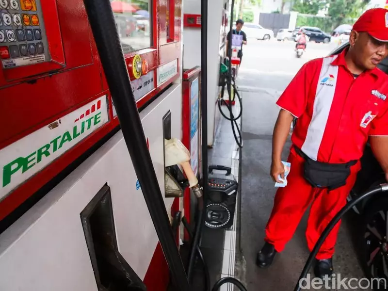 Bahlil Siapkan Aturan Larang Orang Kaya Minum BBM Subsidi