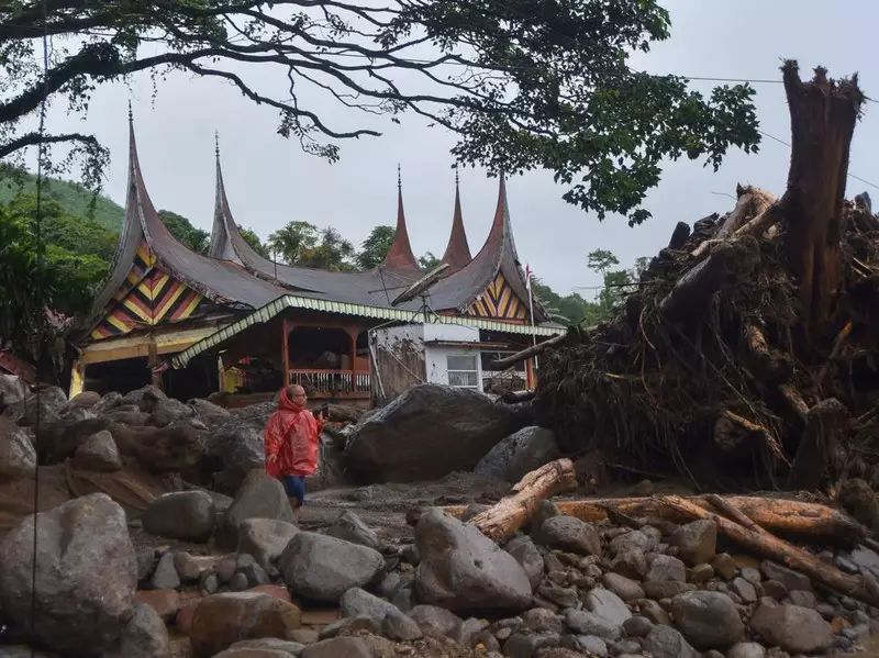 Banjir Bandang Terjang Arosuka, Jalan Solok-Padang Putus