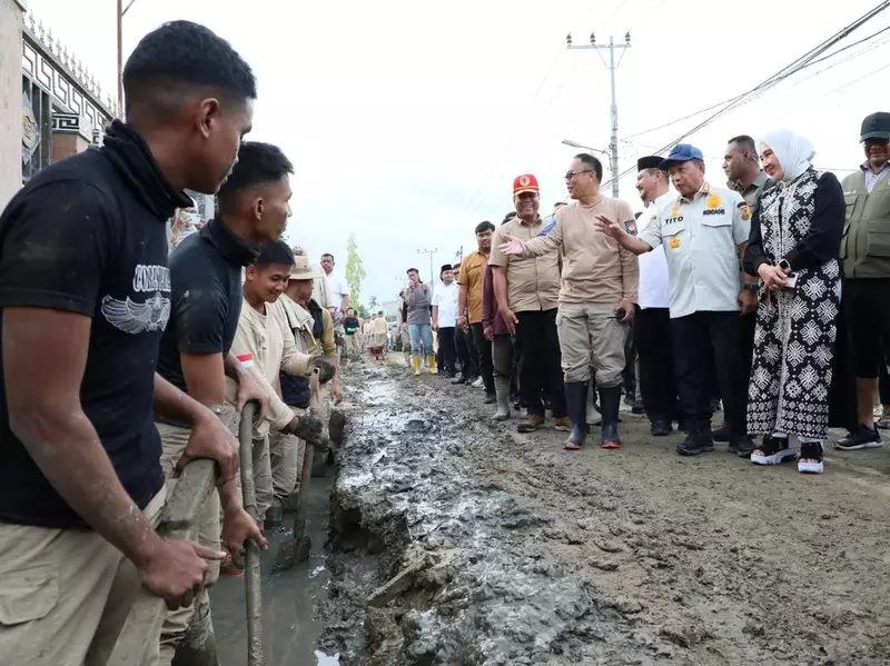 Berjibaku Pulihkan Aceh Tamiang, Praja IPDN Bersihkan Permukiman Warga