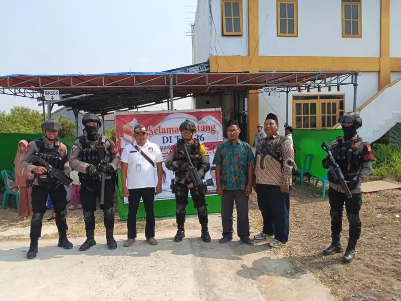Brimob Polda Metro Patroli ke TPS Pilkades di Bekasi, Pastikan Kondisi Aman