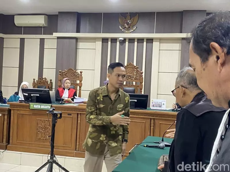 Bupati Cilacap Syamsul Dituntut 7 Tahun Penjara di Kasus Peras Bawahan