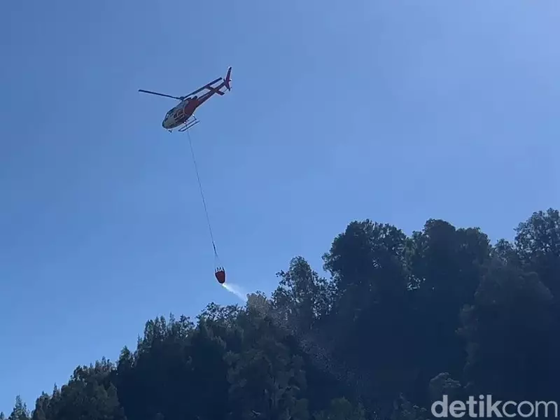 Cara Kerja Water Bombing, Jatuhkan 4.000 Liter Air ke Titik Api
