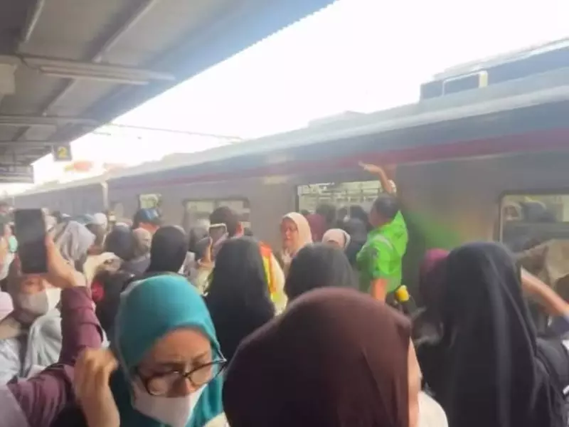 Detik-detik Asap Muncul di KRL Stasiun Rawa Buntu Picu Kepanikan Penumpang