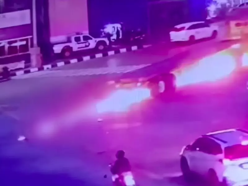Detik-detik Motor Terobos Lampu Merah Tertabrak Truk hingga Terbakar di Priok