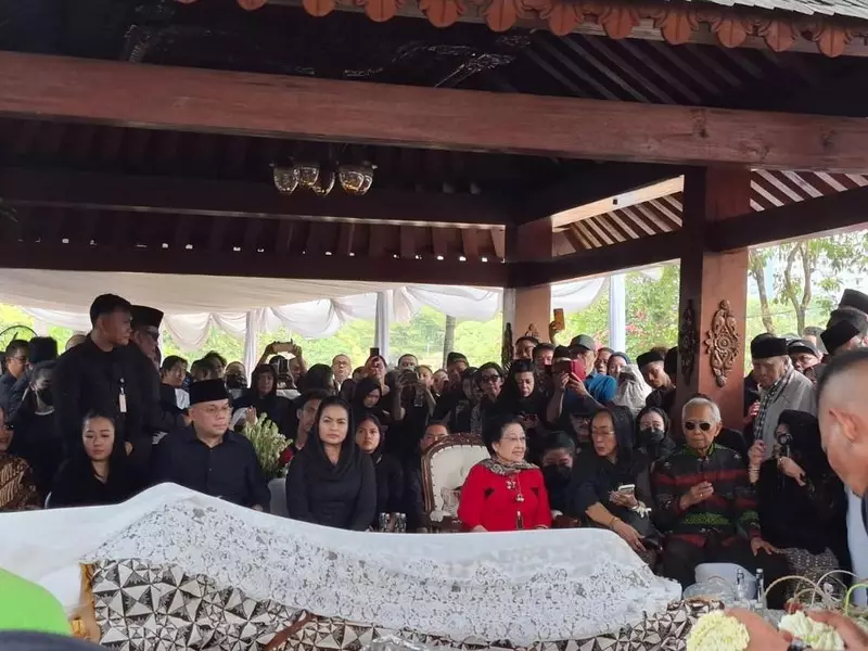 Diantar Megawati, Jenazah Guruh Soekarnoputra Tiba di TPU Karet Bivak