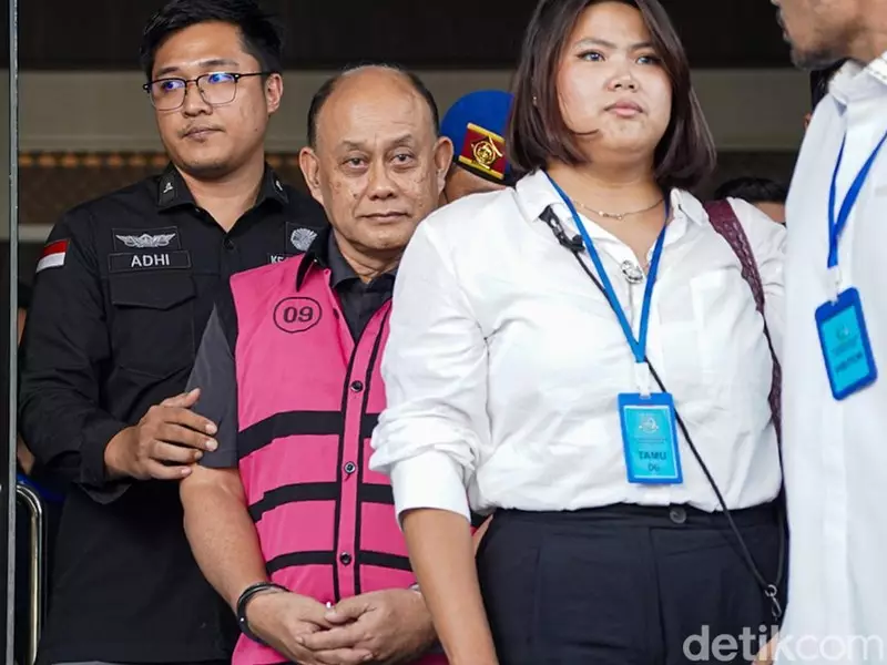 Diborgol! Eks Kepala BGN Dadan Hindayana Cs Digiring ke Mobil Tahanan