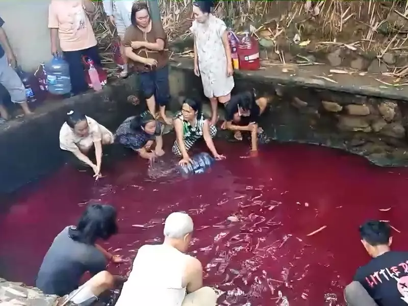 Dugaan Penyebab Air Kolam di Gunungsindur Memerah karena Zat Pewarna