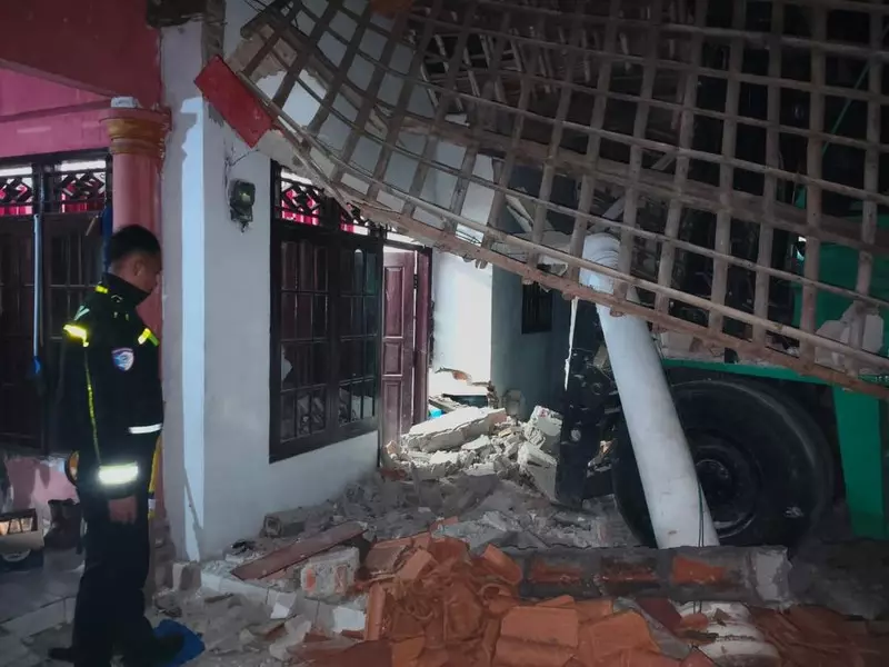 Forklift 15 Ton Tabrak Rumah Warga hingga Rusak di Tangerang