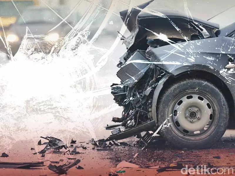 Gagal Nyalip, 2 Mobil Tabrak Pembatas Jalan Tol di Jakut hingga Ringsek