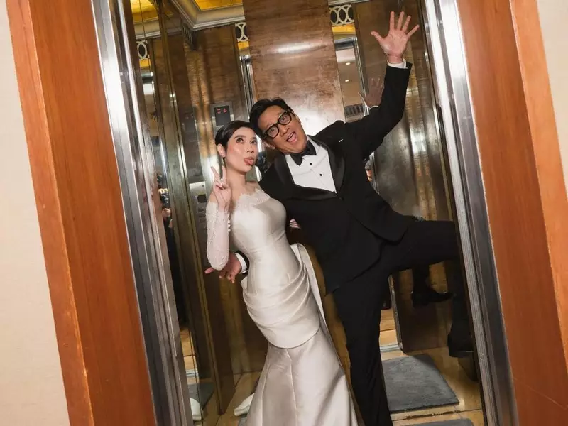 Gaya Kocak Andre Taulany-Amanda Rigby Berpose di Lift