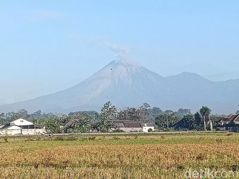 Gunung Semeru 22 Kali Erupsi dalam 6 Jam, Warga Diimbau Waspada