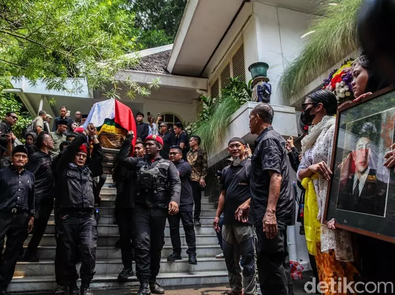 Guruh Soekarnoputra Berpulang, Jenazah Diantar ke Karet Bivak