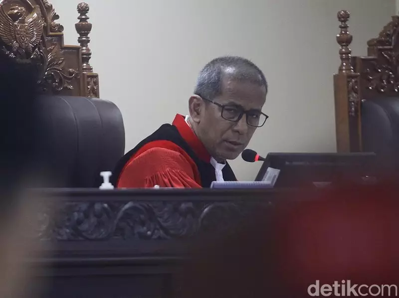 Hakim Saldi Isra Tegur Tim Denny Indrayana gegara Ketawa di Sidang MK