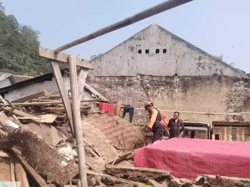 Hujan Disertai Angin Kencang Robohkan Rumah Warga di Bogor