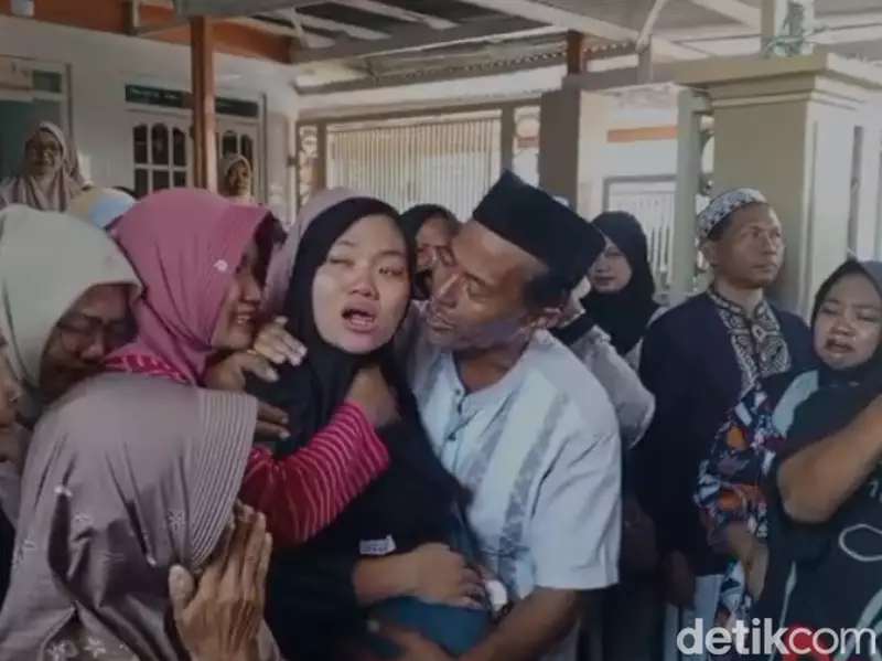Istri Hamil 6 Bulan di Pamekasan Menangis Sambut Jenazah ABK Kapal Virgo