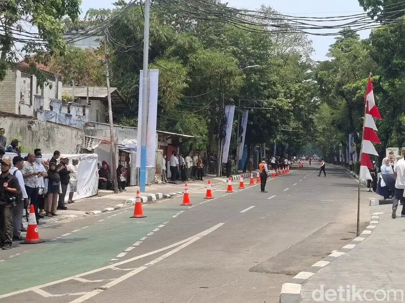Jalan Minangkabau Timur Arah Manggarai Ditutup Jelang Peresmian LRT