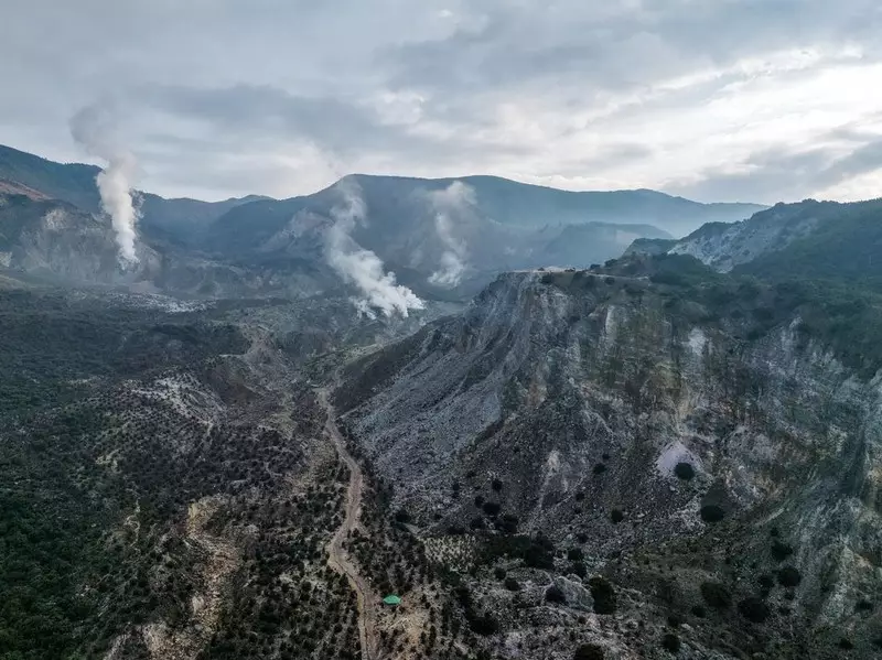 Jalur Pendakian Gunung Papandayan Ditutup Sementara karena Blue Fire