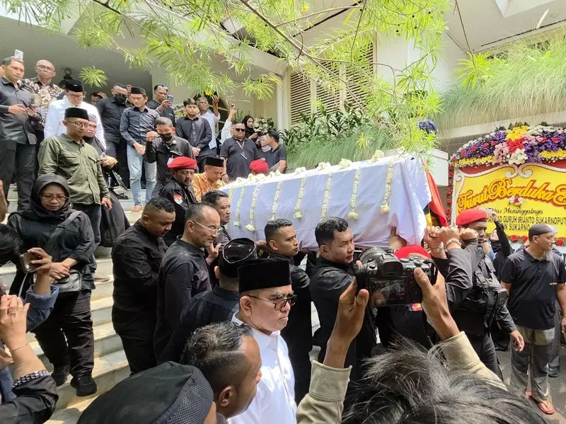 Jenazah Guruh Soekarnoputra Dibawa Menuju TPU Karet Bivak