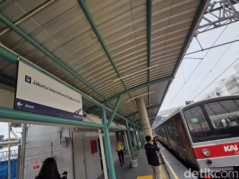 JPO Stasiun JIS Ditutup Saat Konser The Weeknd, Penonton Bisa Naik Shuttle