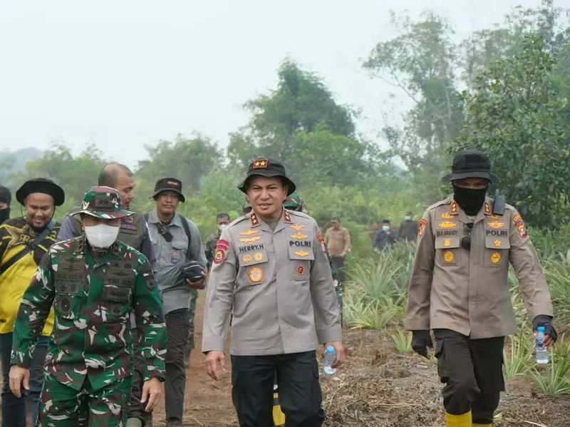 Kapolda Riau dan Pangdam Cek Karhutla di Inhu, Gelar Salat Istisqo