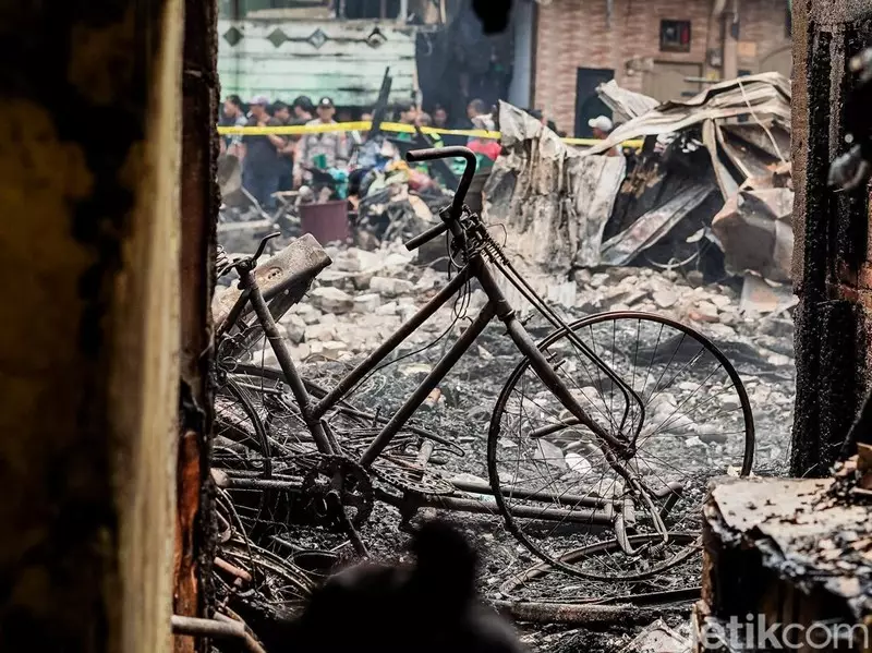 Kebakaran Lahap 20 Rumah di Kampung Muka