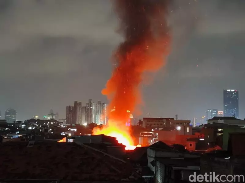 Kebakaran Landa Permukiman Padat di Petamburan, Api Membubung