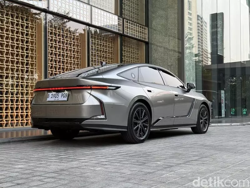 Kencan Pertama dengan Lexus ES: Antara Manjakan Penumpang dan Goda Pengemudi