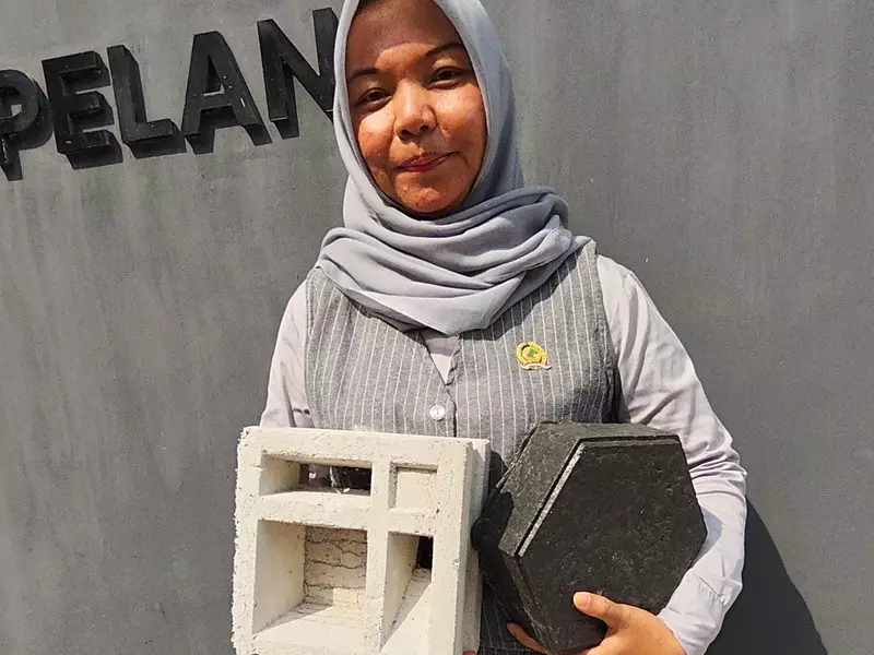 Kisah KDMP Cipelang Sulap Sampah Plastik Jadi Paving Block