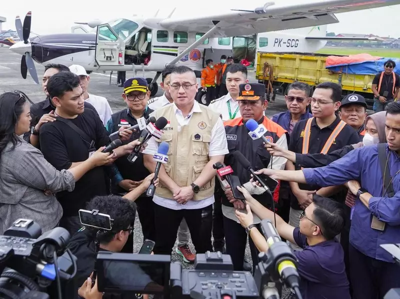 Kolaborasi Bareng BPBD, Kenneth DPRD DKI Tebar 1 Ton Garam Untuk Modifikasi Cuaca