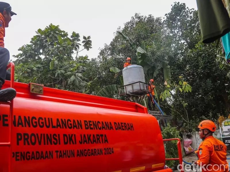 Krisis Air Bersih Melanda Cilandak Barat, BPBD Salurkan Air ke Warga