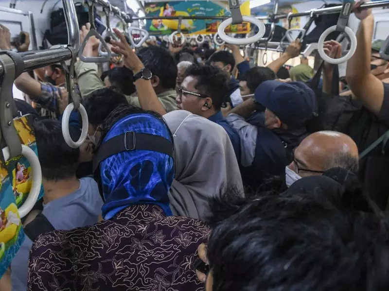 KRL Makin Sesak, Satu Gerbong Isinya Bisa 480 Orang!