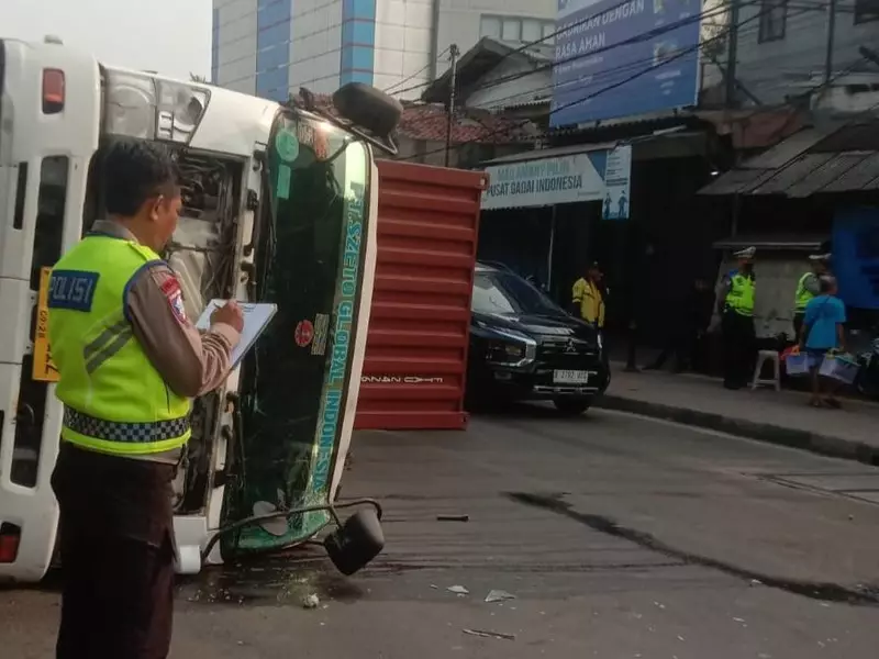 Kronologi Truk Terguling di Jembatan Dua Jakbar gegara Sopir Ngantuk