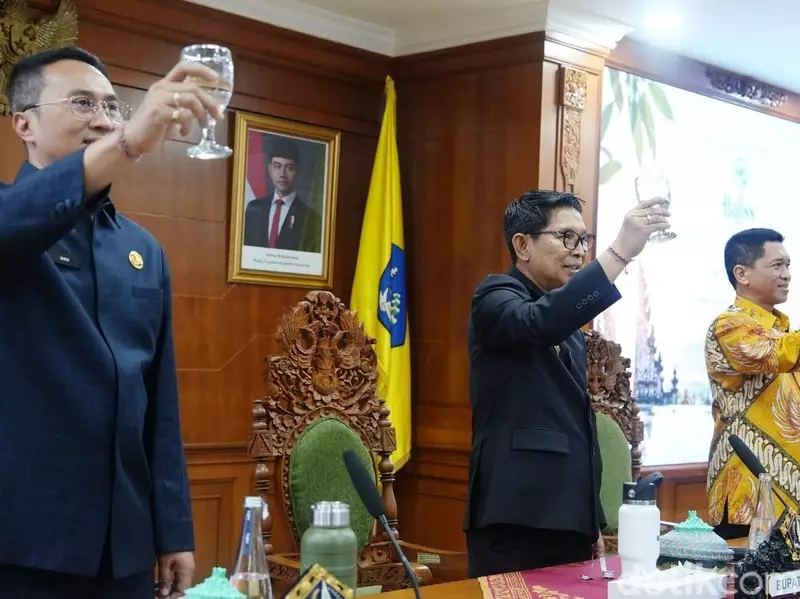 Lawan Sampah Plastik, Badung Luncurkan Air Minum Botol Kaca