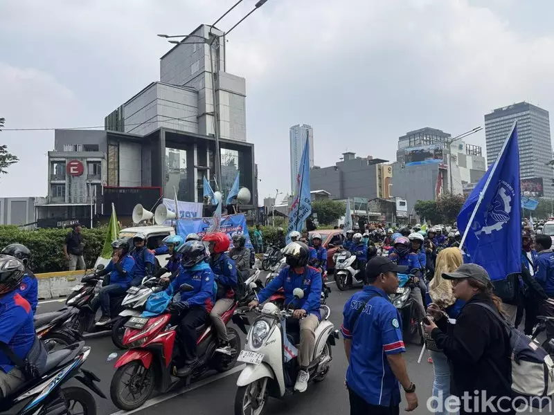 Massa Buruh Bubar, Polisi Pastikan Lalin Jalan Sudirman Normal Lagi