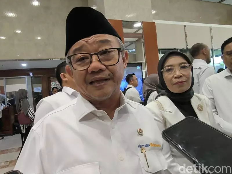 Mendikdasmen Respons Viral SDN Mboeng Dapat Smart Board Padahal Tak Ada Listrik