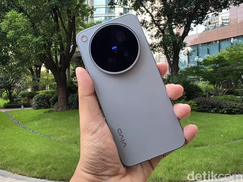 Menggenggam Vivo X500 Pro Max di Shanghai, Ada Telefoto 200 MP!