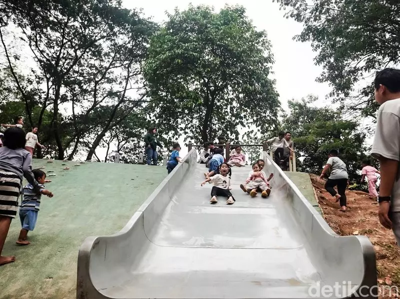 Menikmati Akhir Pekan di Teduhnya Tebet Eco Park