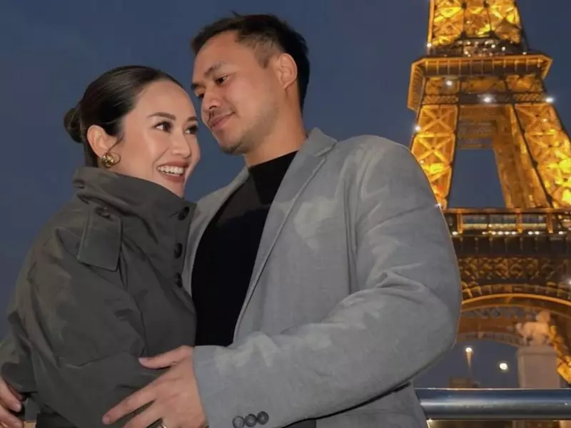 Momen Merdi Octavia-Rama Sahetapy Rayakan 8 Tahun Pernikahan di Paris